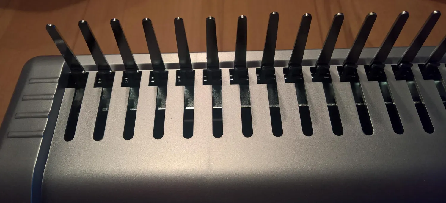 Rilegatrice spirale 21 fori 450 fogli con kit pettini 3/8"
